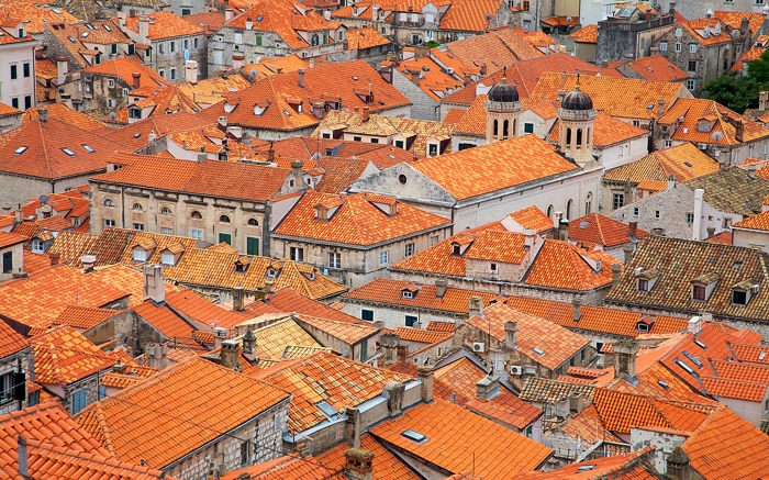 Panoramica di alcuni tetti di un borgo